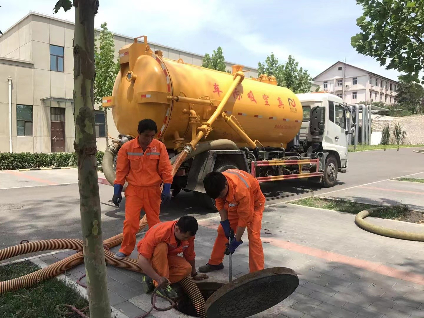 红原管道疏通车停在窨井附近