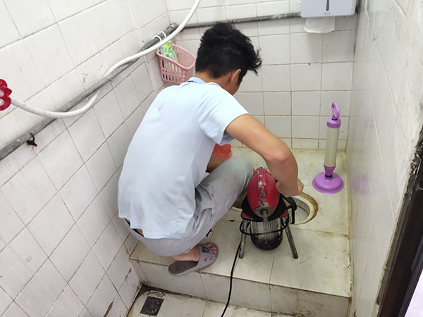 红原管道堵塞冒臭气 专业师傅现场解决问题