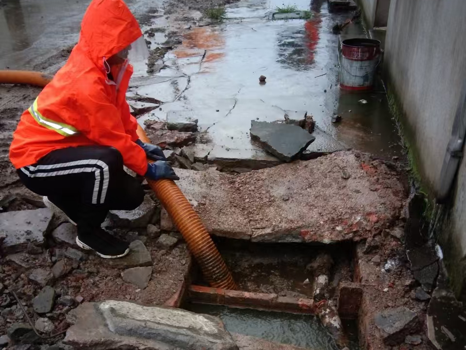 红原专业清理污水池 炜誉市政以规范流程守护城市 “肠道”