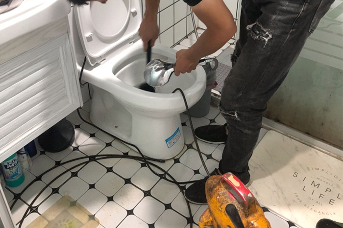 红原马桶堵塞自己疏通还是找师傅?专业上门服务让你省时更省心