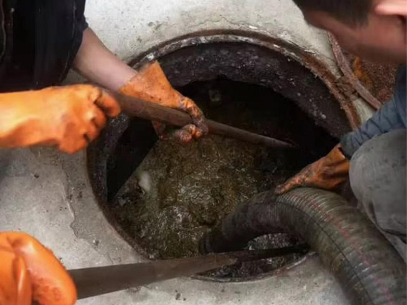 红原清理化粪池时如何避免沼气的危害?